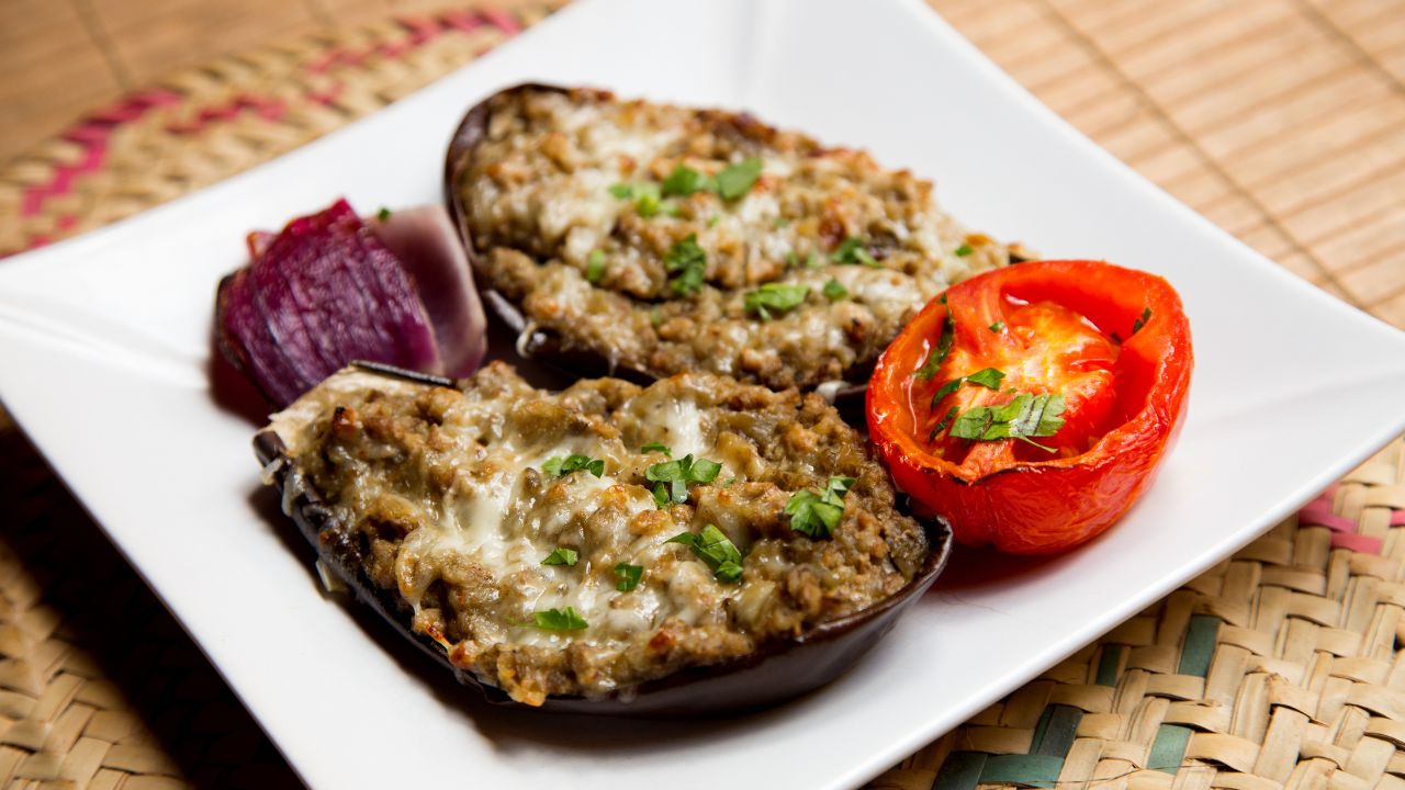 Baklažán plnený hovädzím mäsom Baklažán plnený hovädzím mäsom - recept na tradičnú grécku pochúťku