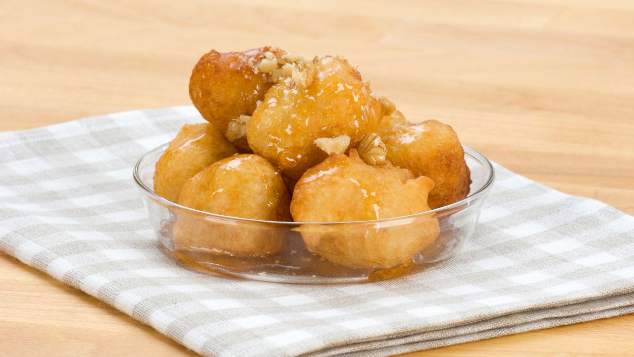Loukoumades Loukoumades - recept na úžasné grécke donuty s medom a vlašskými orechmi