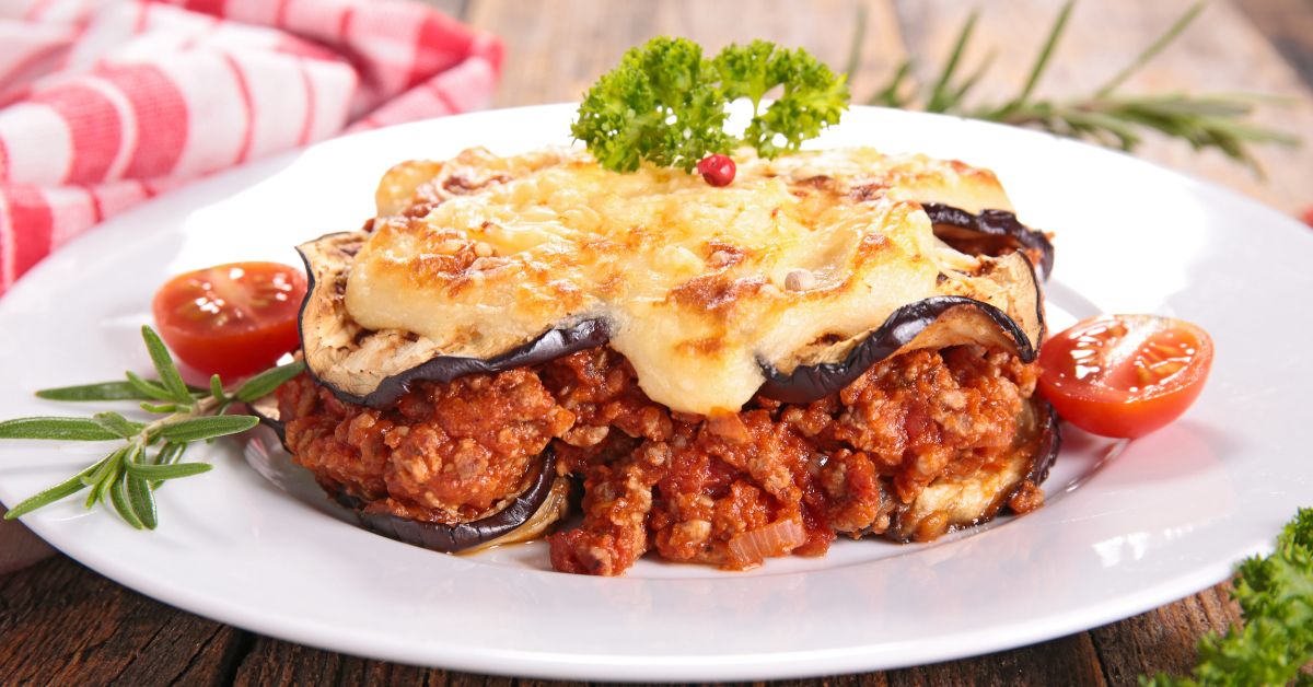 Moussaka (musaka), tradičný a originálny grécky recept s paradajkami a baklažánom Moussaka (musaka), tradičný a originálny grécky recept s paradajkami a baklažánom